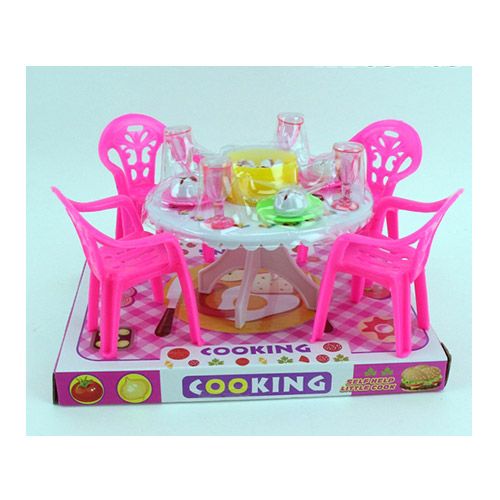 Дитяча іграшка меблі для ляльки Їдальня 8840 столик, стільці, посуд, 3 кольори, бліст., 18-14-10,5 см.