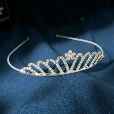Діадема (тіара) у вигляді корони A-25 колір срібло , матеріал метал